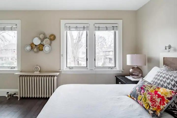 پانسیون Double Bedroom On Up Or 3 Bedrooms In Basement Near Eglinton Subway Station