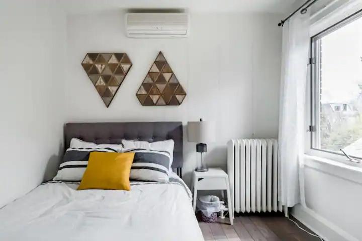 پانسیون Double Bedroom On Up Or 3 Bedrooms In Basement Near Eglinton Subway Station