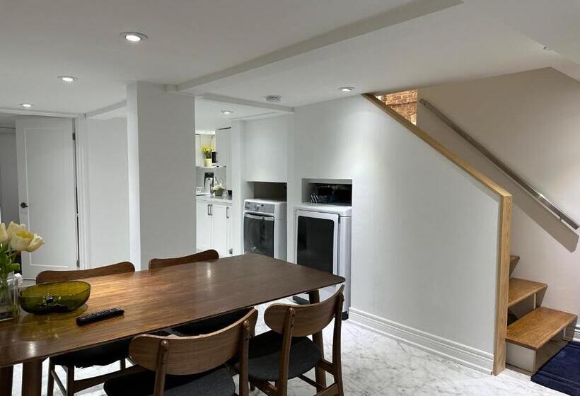 پانسیون Double Bedroom On Up Or 3 Bedrooms In Basement Near Eglinton Subway Station