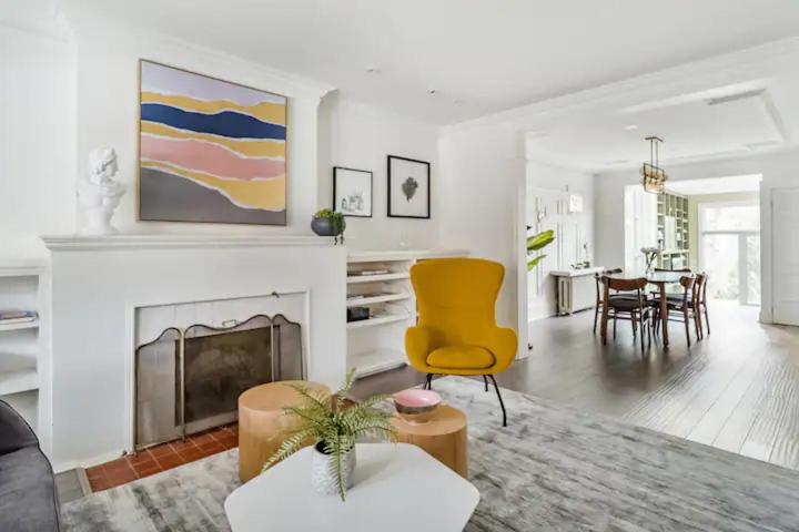 پانسیون Double Bedroom On Up Or 3 Bedrooms In Basement Near Eglinton Subway Station