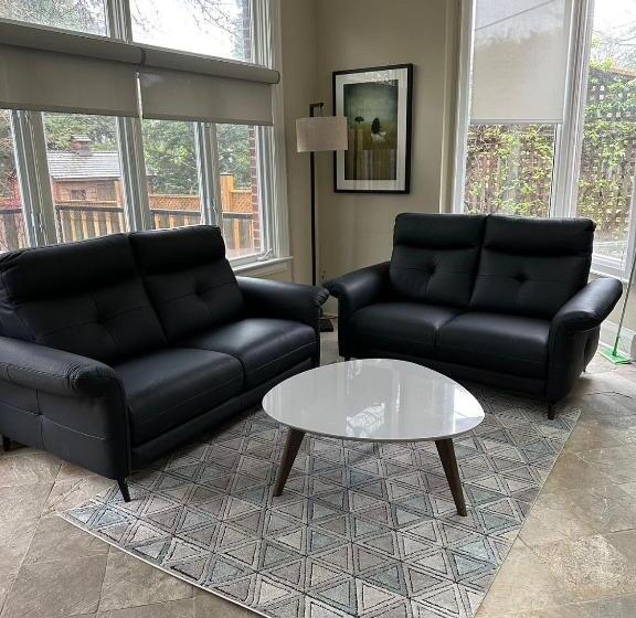 پانسیون Double Bedroom On Up Or 3 Bedrooms In Basement Near Eglinton Subway Station