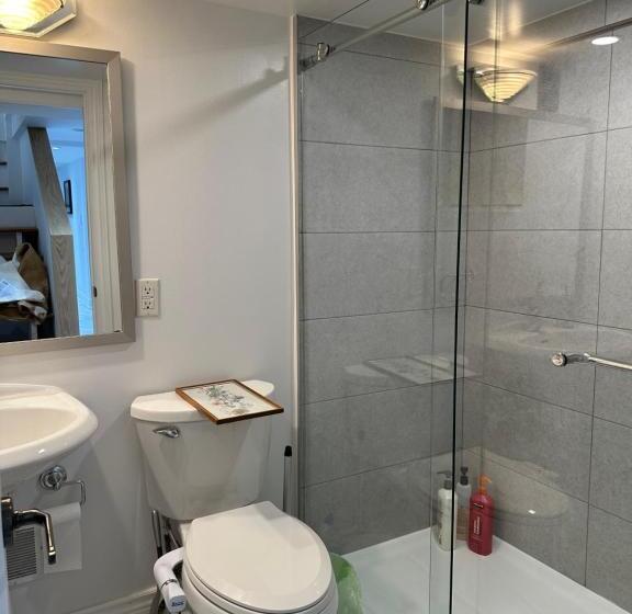 پانسیون Double Bedroom On Up Or 3 Bedrooms In Basement Near Eglinton Subway Station