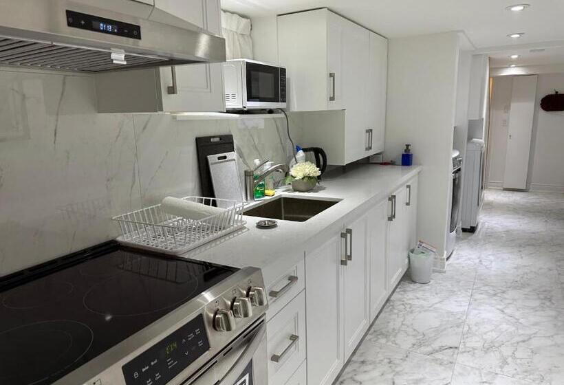پانسیون Double Bedroom On Up Or 3 Bedrooms In Basement Near Eglinton Subway Station