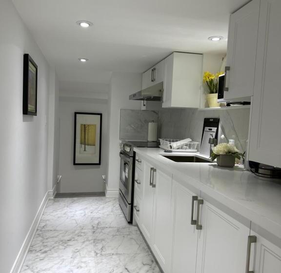 پانسیون Double Bedroom On Up Or 3 Bedrooms In Basement Near Eglinton Subway Station