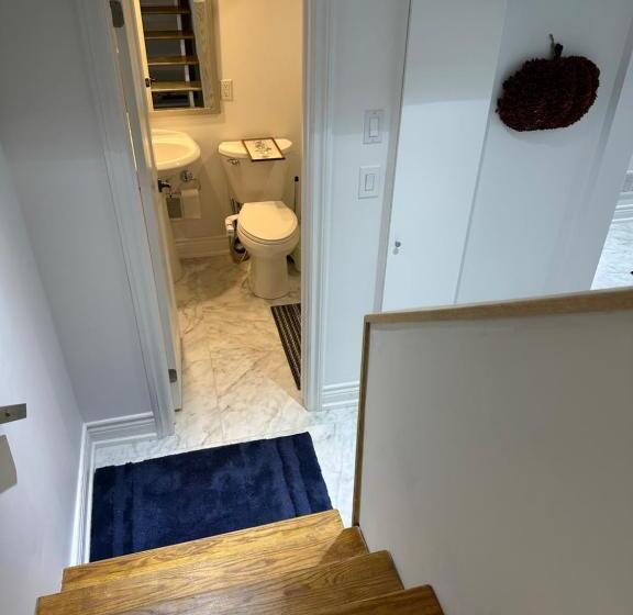 پانسیون Double Bedroom On Up Or 3 Bedrooms In Basement Near Eglinton Subway Station