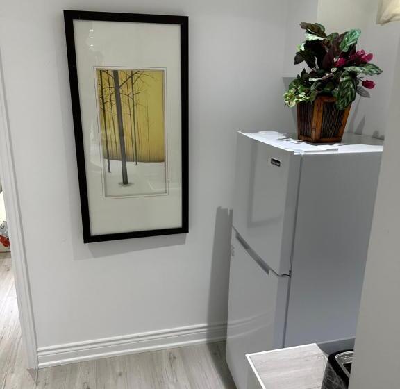 پانسیون Double Bedroom On Up Or 3 Bedrooms In Basement Near Eglinton Subway Station