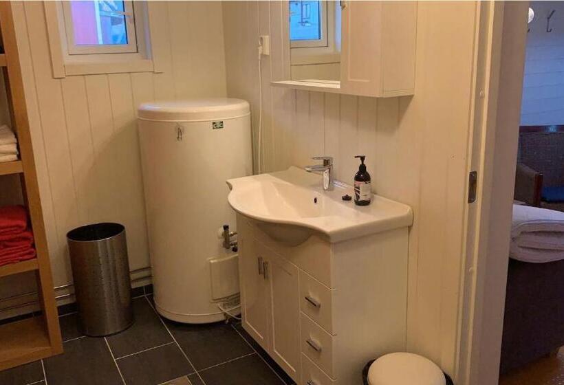 هاستل Tinebua Basecamp Senja