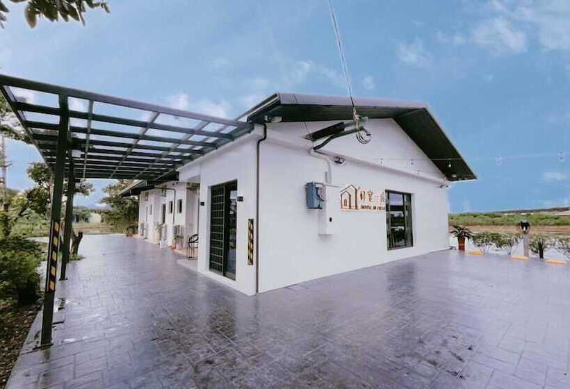 تختخواب و صبحانه House In Field