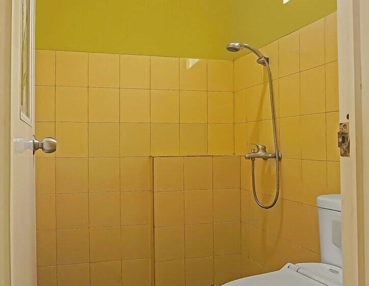 فندق Capital O 92836 Villa Kampoeng Katineung