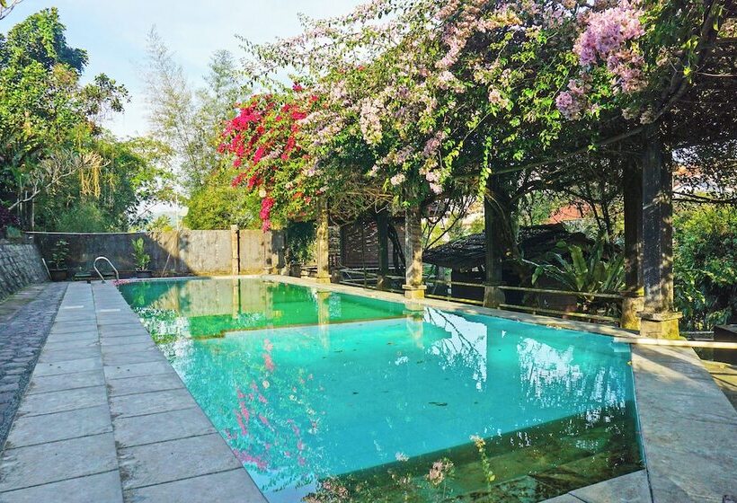 فندق Capital O 92836 Villa Kampoeng Katineung