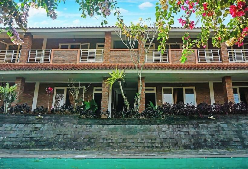 فندق Capital O 92836 Villa Kampoeng Katineung