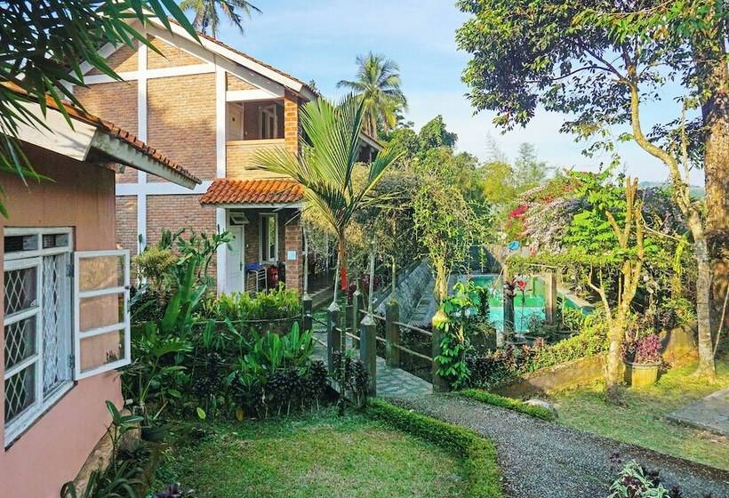 فندق Capital O 92836 Villa Kampoeng Katineung