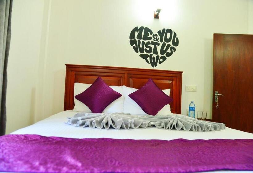 Отель Cinnamon Holiday Inn