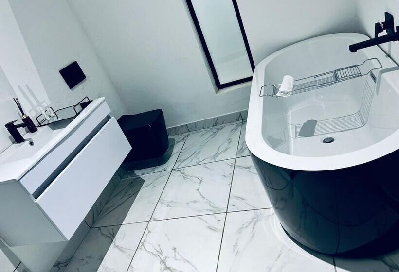 Отель Edrange Luxury Lodge