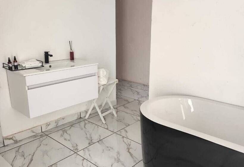 Отель Edrange Luxury Lodge