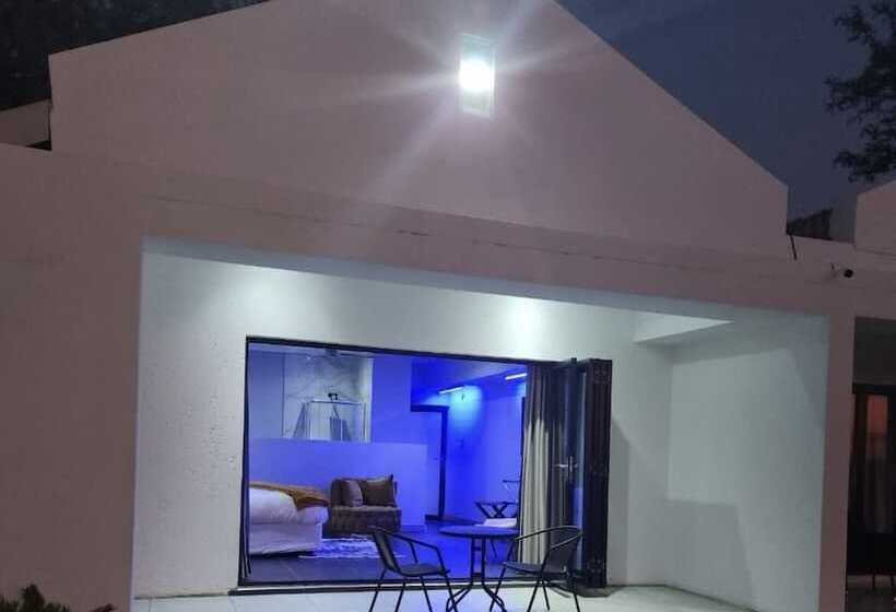 Отель Edrange Luxury Lodge