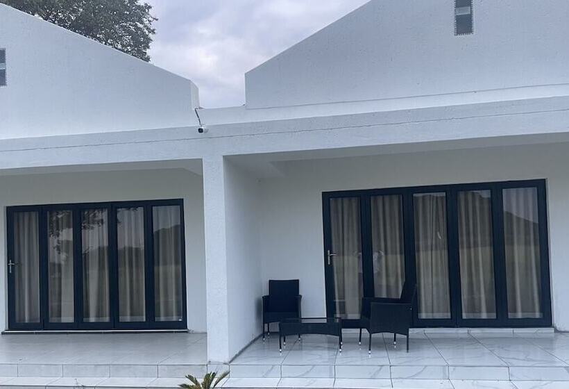 Отель Edrange Luxury Lodge