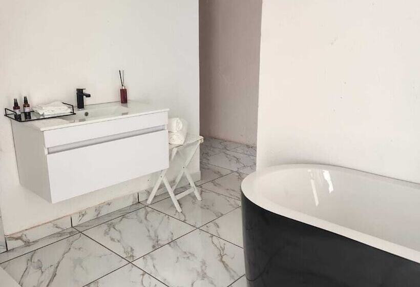 Отель Edrange Luxury Lodge