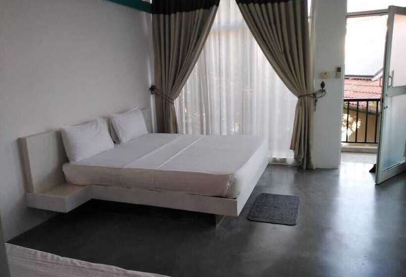 The Beach House By Kay Jay Hotels