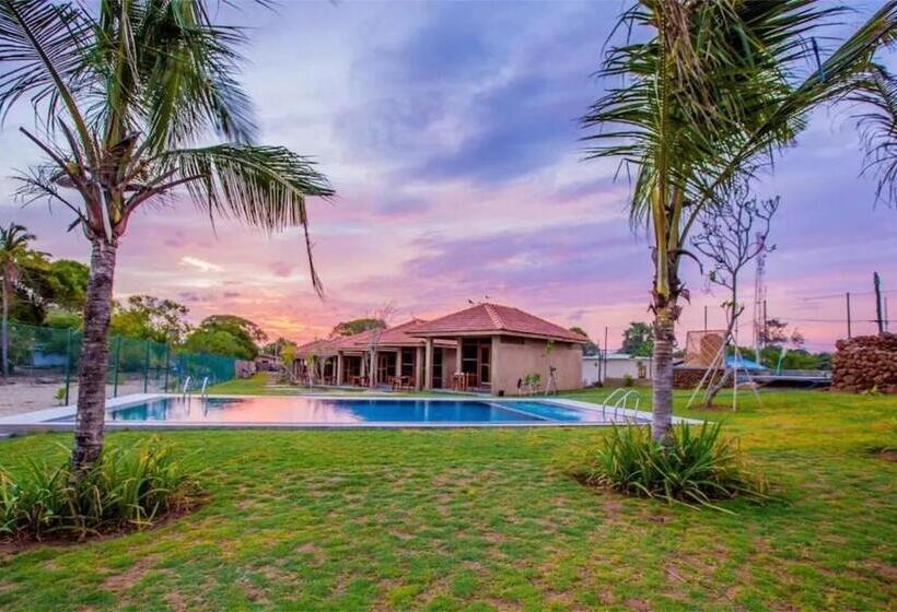 호텔 Nikara Beach Villas Arugambay