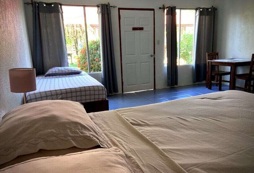 فندق Rooms & Pool Macaws