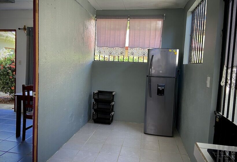 فندق Rooms & Pool Macaws