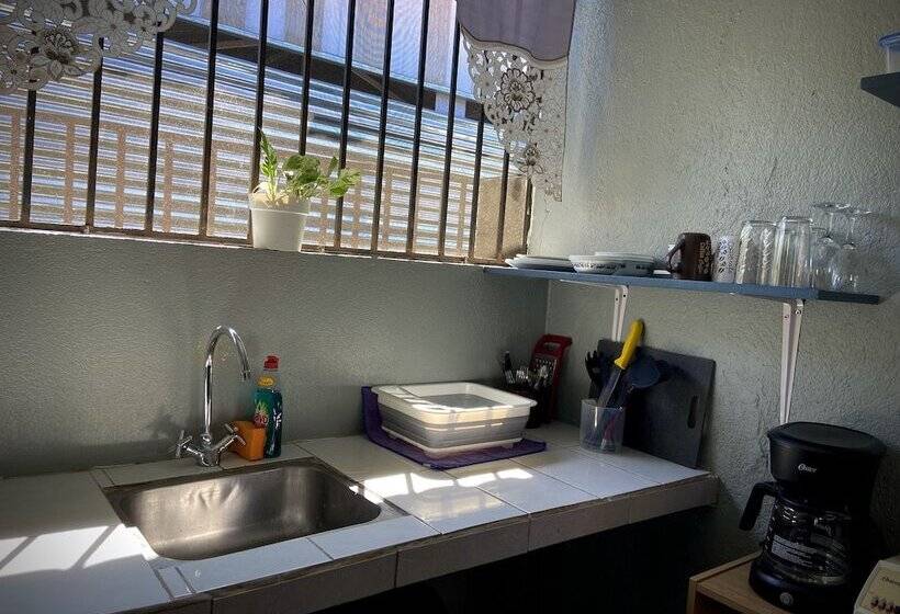 فندق Rooms & Pool Macaws