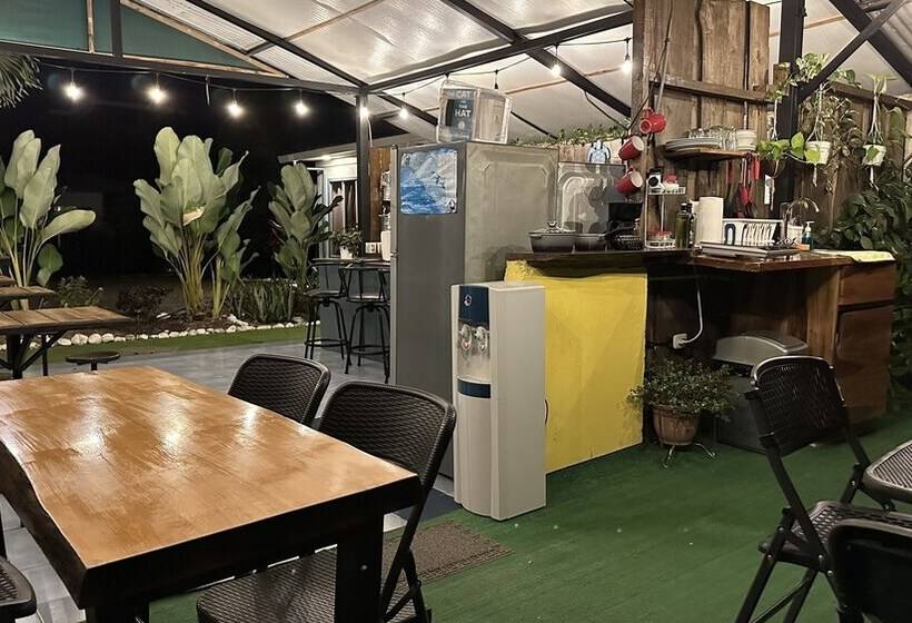 فندق Rooms & Pool Macaws