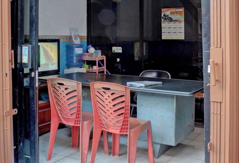 בית מלון כפרי Spot On 92834 Wisma Dira Tiara Syariah