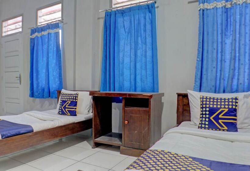 בית מלון כפרי Spot On 92834 Wisma Dira Tiara Syariah