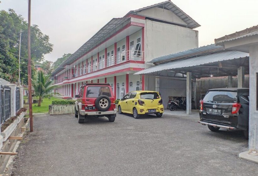 בית מלון כפרי Spot On 92834 Wisma Dira Tiara Syariah