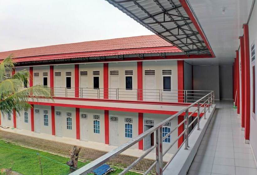 בית מלון כפרי Spot On 92834 Wisma Dira Tiara Syariah