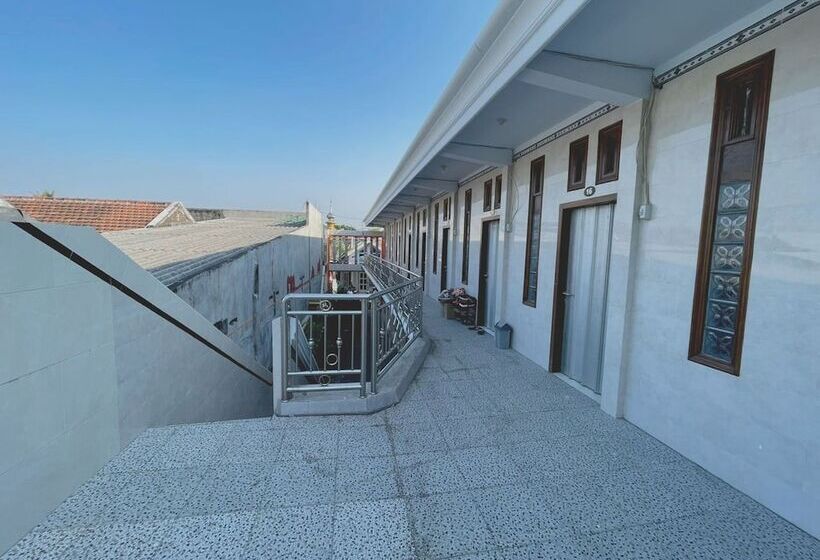 ホテル Spot On 93035 Karman S Sari Homestay Syariah