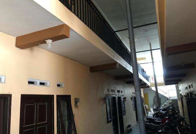 בית מלון כפרי Spot On 93531 Homestay Puri Indah Syariah