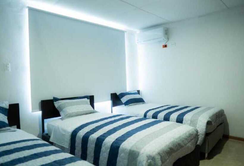 호텔 The American Corner Hostel & Gastro Bar