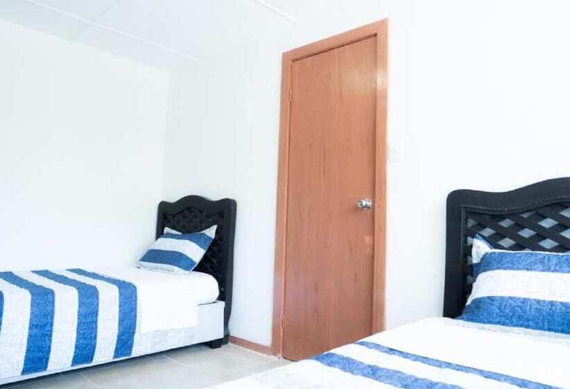 호텔 The American Corner Hostel & Gastro Bar