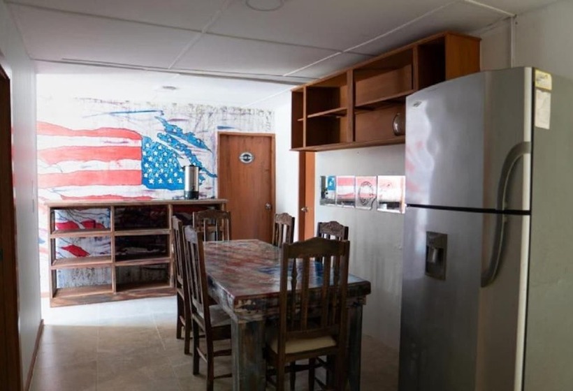 호텔 The American Corner Hostel & Gastro Bar