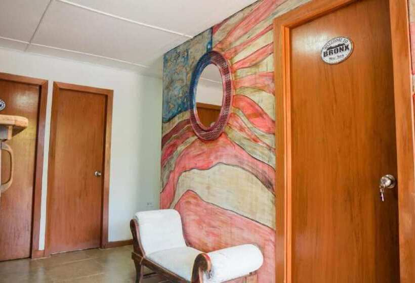 호텔 The American Corner Hostel & Gastro Bar