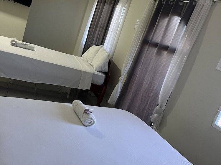 Hotel Y Restaurante La Perla