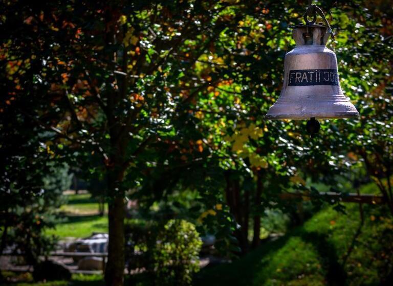 بنسيون Frații Jderi Utopia Verde