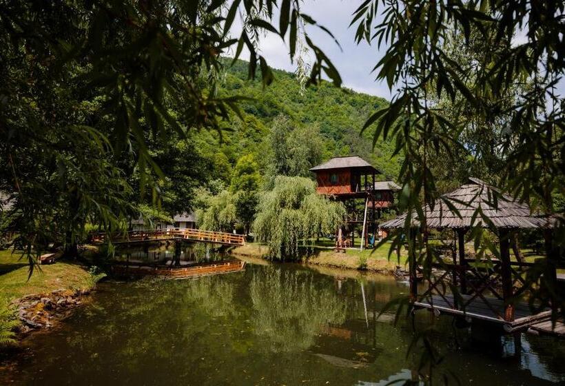 بنسيون Frații Jderi Utopia Verde