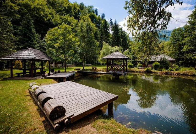 بنسيون Frații Jderi Utopia Verde