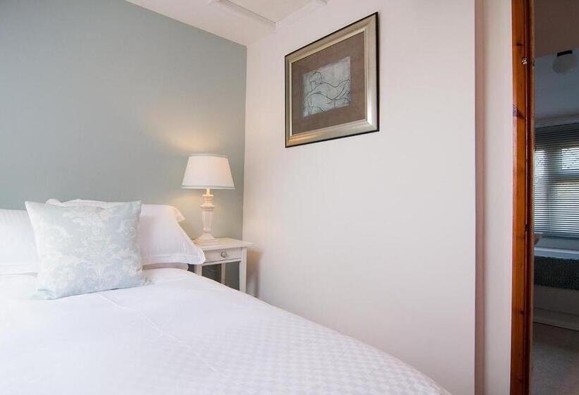 Twiga House Bed And Breakfast