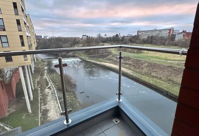 Adelphi Wharf Apartments By Beehosting