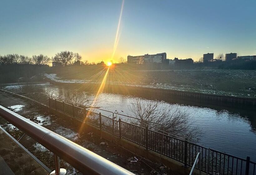 Adelphi Wharf Apartments By Beehosting