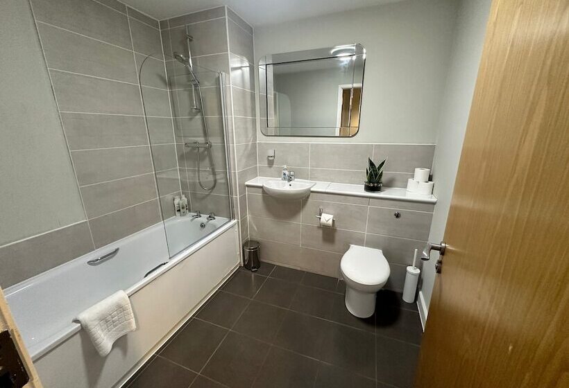 Adelphi Wharf Apartments By Beehosting