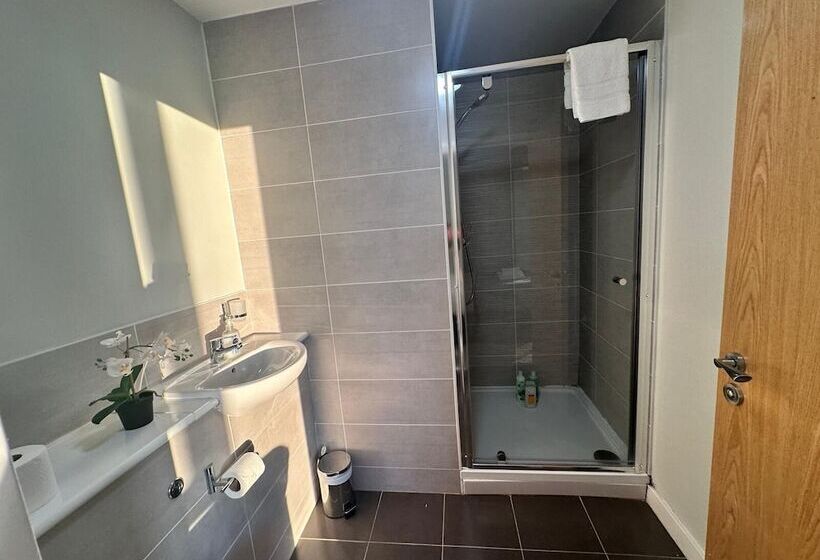 Adelphi Wharf Apartments By Beehosting