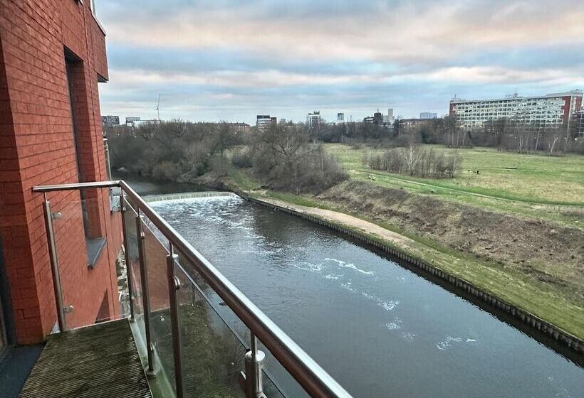 Adelphi Wharf Apartments By Beehosting