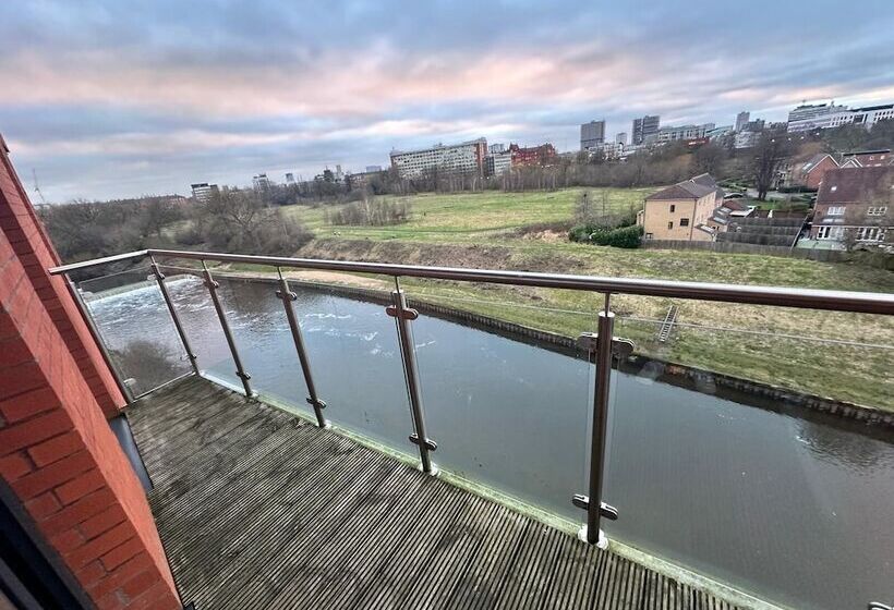 Adelphi Wharf Apartments By Beehosting