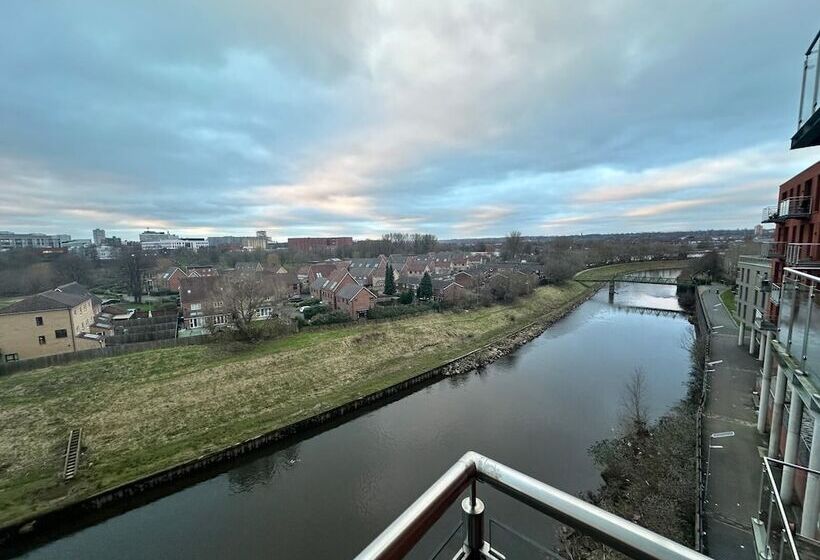 Adelphi Wharf Apartments By Beehosting